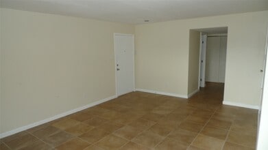 16111 Aspenglen Dr in Houston, TX - Building Photo - Building Photo