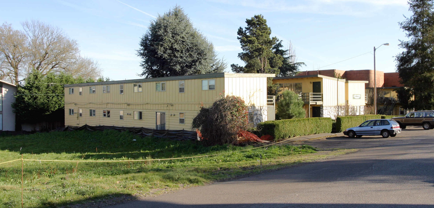 Lake Garden Apartments in Lake Oswego, OR - Building Photo