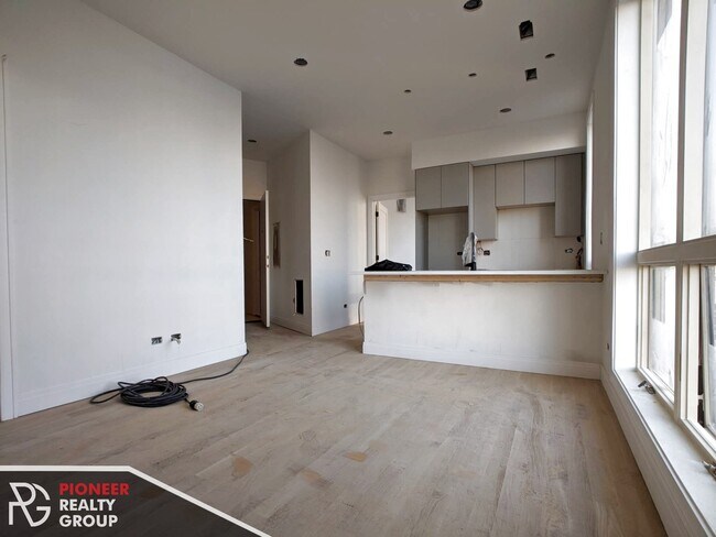 1060 W Cornelia Ave, Unit #302 in Chicago, IL - Building Photo - Building Photo