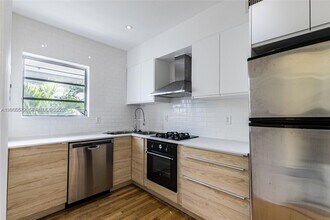 1130 Venetian Way in Miami Beach, FL - Building Photo - Building Photo