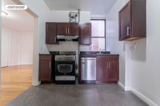 180 Borinquen Pl in Brooklyn, NY - Building Photo - Building Photo