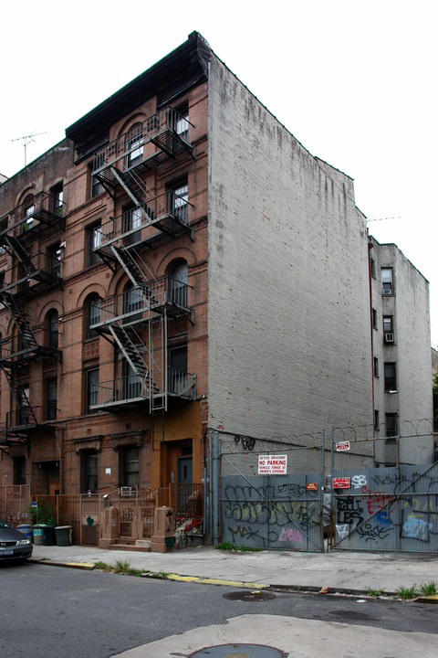 213 Henry St in New York, NY - Foto de edificio