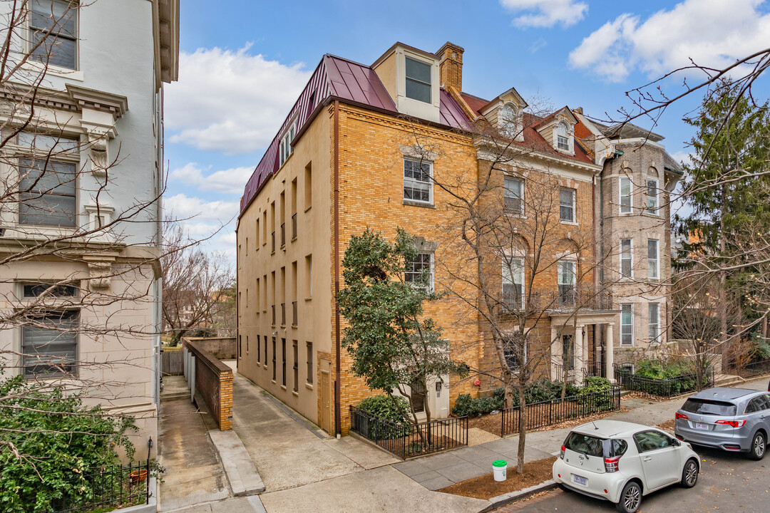 1842 Mintwood Pl NW in Washington, DC - Building Photo