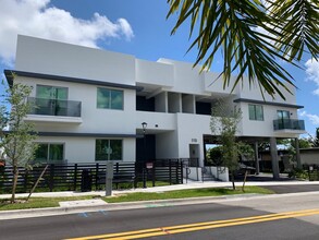 520 Foster Rd in Hallandale Beach, FL - Building Photo - Building Photo