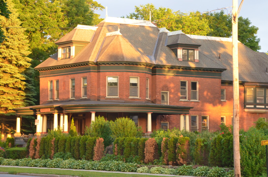 Alexander House in Saratoga Springs, NY - Foto de edificio