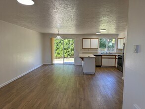 795 Woodland Acres Ln in Eugene, OR - Building Photo - Building Photo