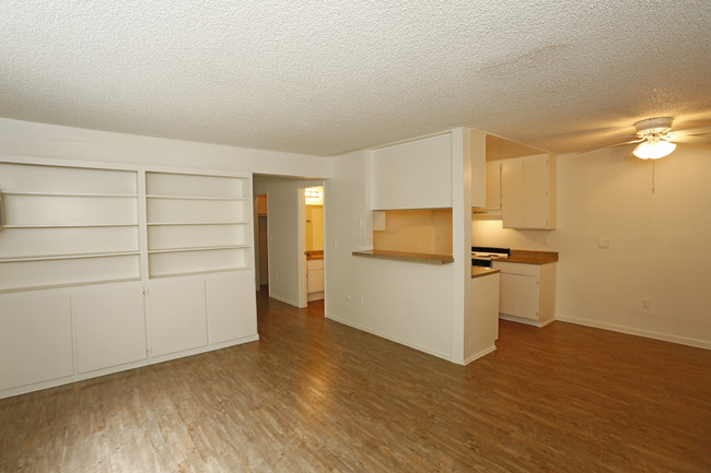 Casa Royale Apartments in Van Nuys, CA - Building Photo - Interior Photo