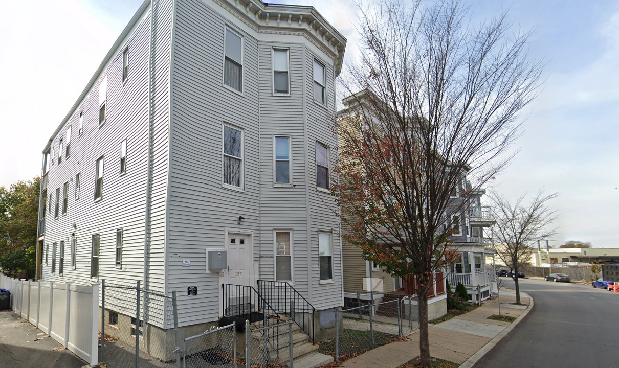 157 E Cottage St, Unit 3 in Boston, MA - Foto de edificio