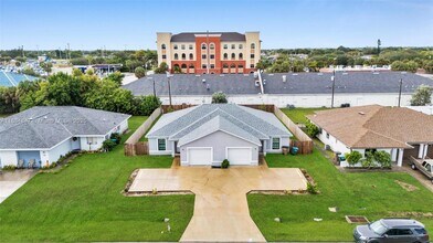 326 SE 16th Pl in Cape Coral, FL - Building Photo - Building Photo