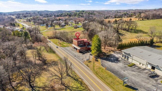 664 E Meeting St in Dandridge, TN - Building Photo - Building Photo