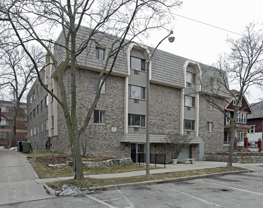 Murray Court Apartments in Milwaukee, WI - Building Photo