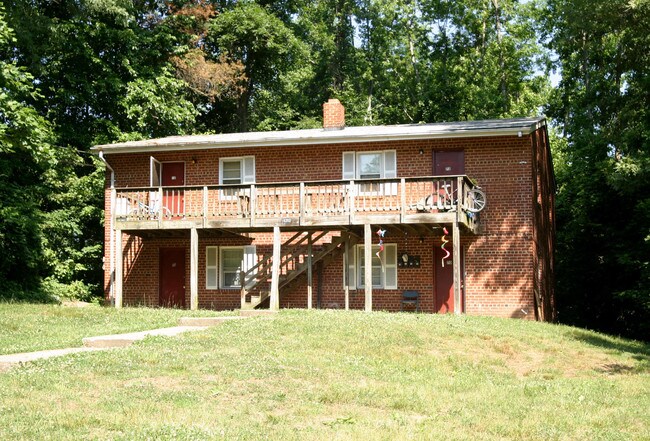 Graham Park Apartments in Triangle, VA - Foto de edificio - Building Photo