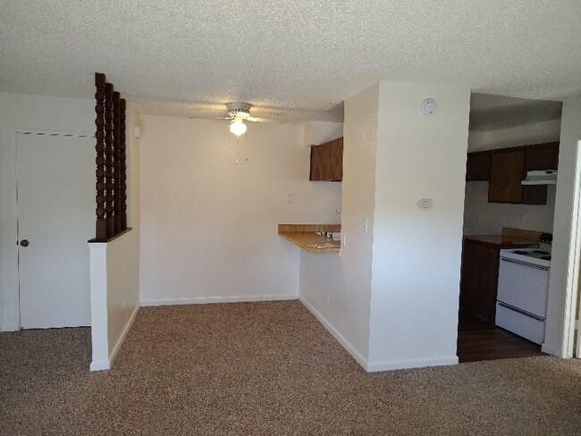 2401 Christmas Tree Ln in Bakersfield, CA - Building Photo - Building Photo