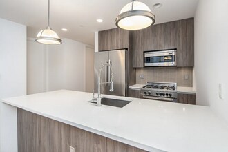 160 1st St, Unit 406 in Jersey City, NJ - Foto de edificio - Building Photo