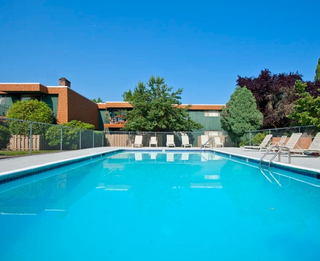 Menlo Manor Apartments in Beaverton, OR - Foto de edificio - Building Photo