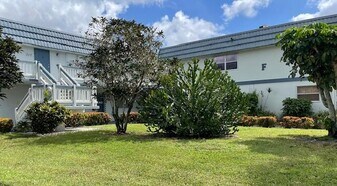 323 Tuscany Ln in Delray Beach, FL - Building Photo