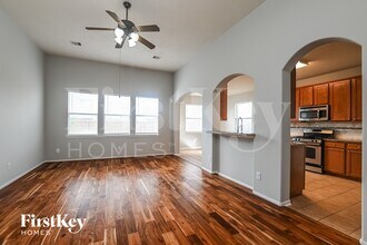 5006 Creekside Ave in Baytown, TX - Foto de edificio - Building Photo