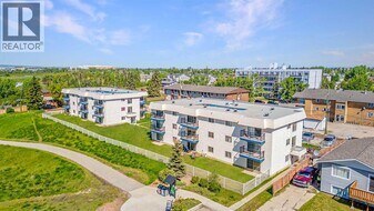 10505-10103 103 St in Grande Prairie, AB - Building Photo