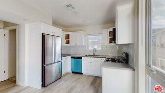 236 Rosemont Ave in Los Angeles, CA - Building Photo