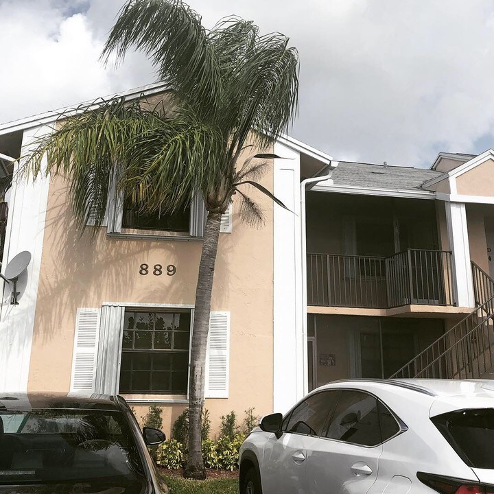 889 Hamilton Dr in Homestead, FL - Building Photo