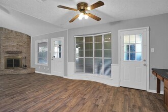9611 Huntington Hill Dr in Houston, TX - Building Photo - Building Photo