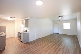 2304 W Spruce St in Rogers, AR - Building Photo - Building Photo