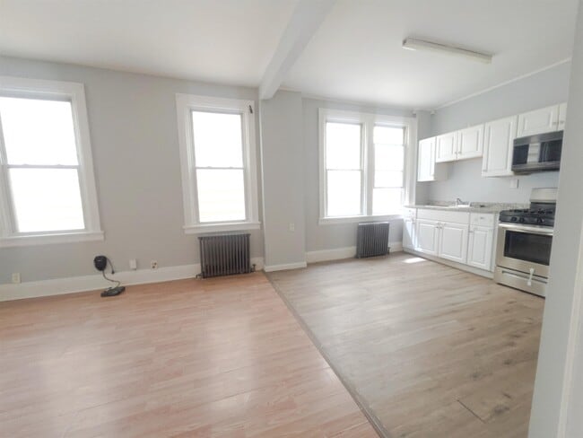 136 W 30th St in Bayonne, NJ - Building Photo - Building Photo