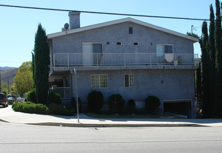 7502 Apperson St in Tujunga, CA - Foto de edificio - Building Photo