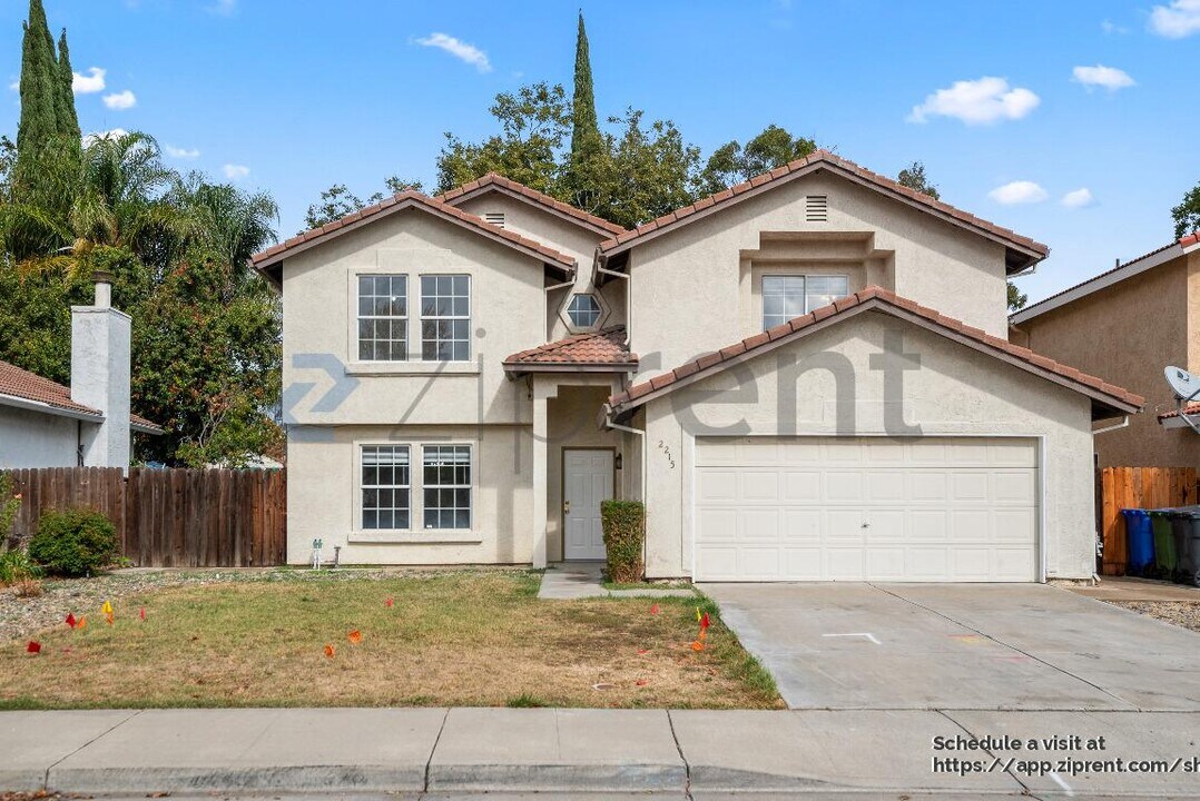 2215 Jenni Ln in Tracy, CA - Building Photo