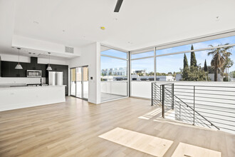 1011 N Crescent Heights Blvd in West Hollywood, CA - Building Photo - Interior Photo