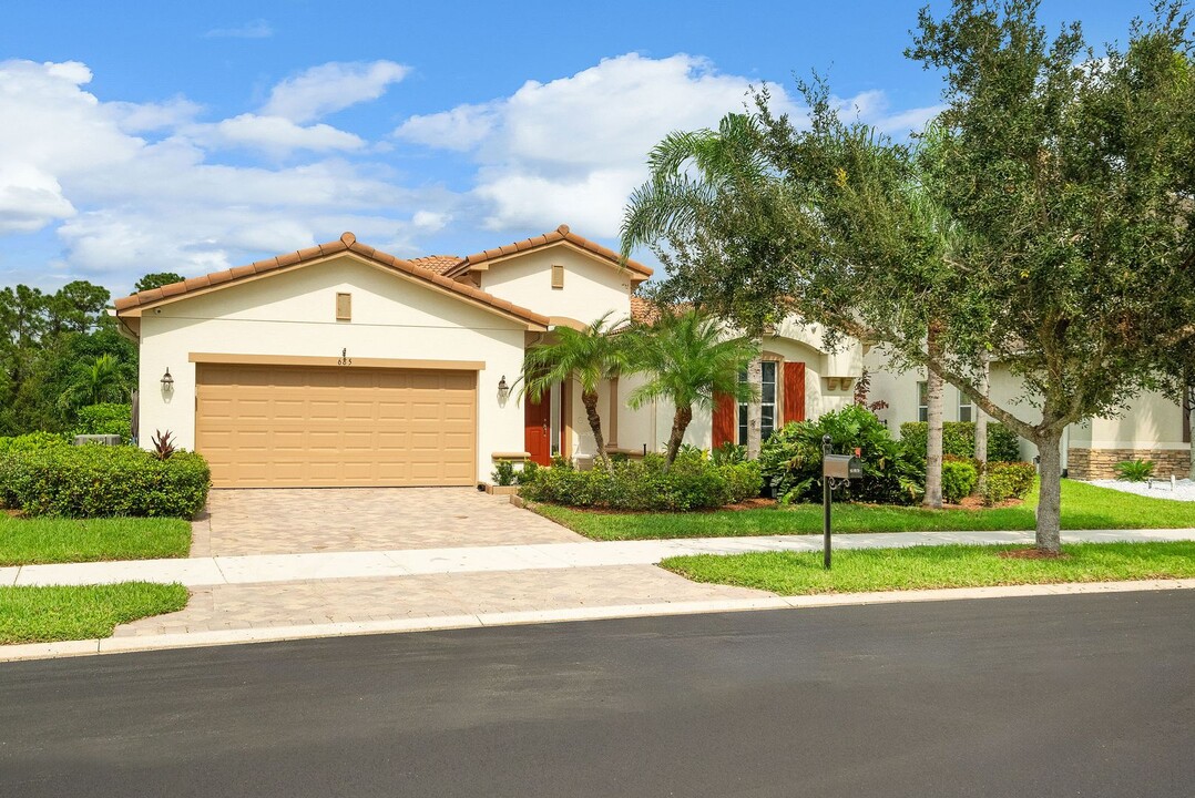 685 SW Sun Cir in Palm City, FL - Building Photo