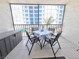 260 Southbay Dr in Naples, FL - Building Photo