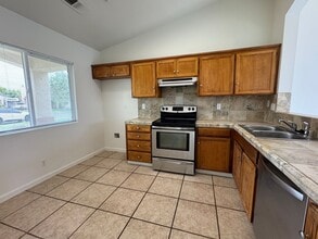 1637 Terra Vista Ln in Stockton, CA - Building Photo - Building Photo