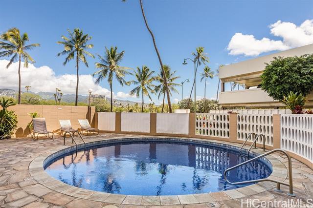 2415 Ala Wai Blvd in Honolulu, HI - Building Photo