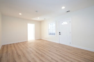 7912 Vineland Ave in Sun Valley, CA - Foto de edificio - Building Photo