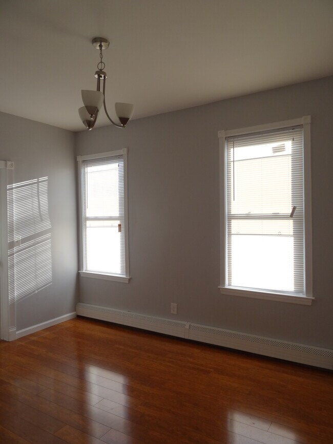 25 Cross St, Unit 4 in Bloomfield, NJ - Foto de edificio - Building Photo