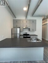 11 Queen St in Brantford, ON - Building Photo