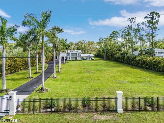 6155 Standing Oaks Ln in Naples, FL - Building Photo - Building Photo