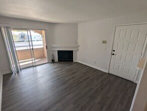 240 Mission Catalina Ln in Las Vegas, NV - Building Photo - Building Photo
