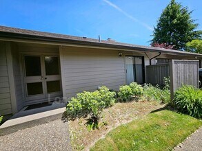 12612 NE Prescott Dr in Portland, OR - Building Photo - Building Photo