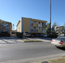 6574 W Fountain Ave in Los Angeles, CA - Building Photo - Building Photo