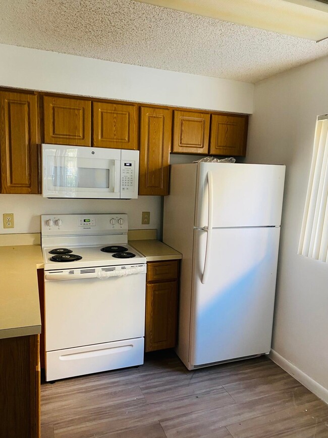 1130 Lake Shore Dr, Unit 201 in Lake Park, FL - Building Photo - Building Photo