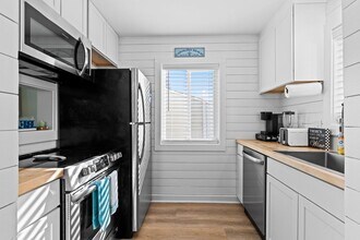 302 Canal Dr in Carolina Beach, NC - Foto de edificio - Building Photo