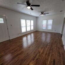 804 N McKinney St in Ennis, TX - Building Photo - Building Photo