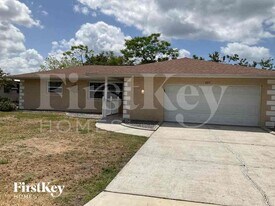 557 Mayview Ave NW in Port Charlotte, FL - Building Photo