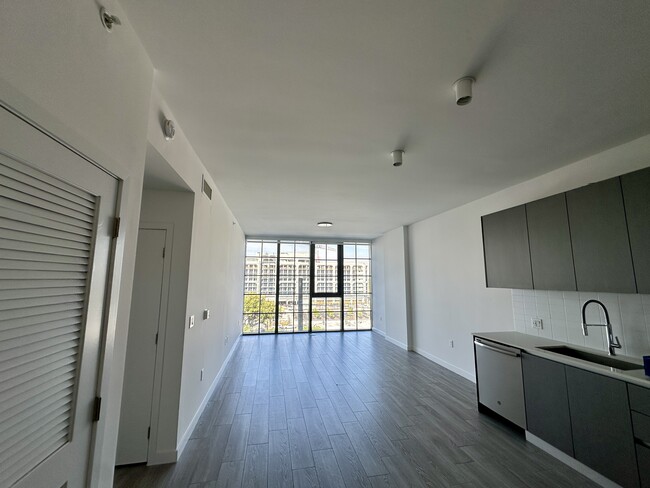 243 NW 30th St, Unit A4 in Miami, FL - Building Photo - Building Photo