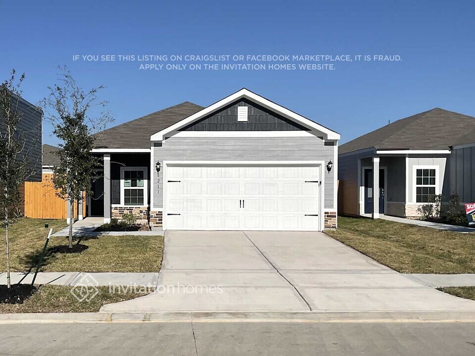 8211 Blooming Meadow Ln in Houston, TX - Building Photo