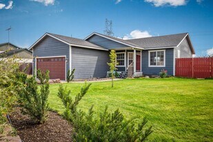 6688 W Santa Fe St in Rathdrum, ID - Building Photo