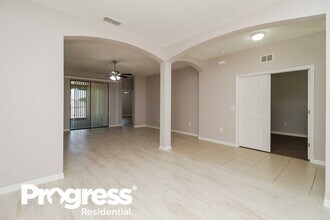 4516 Manica Dr in Tavares, FL - Foto de edificio - Building Photo