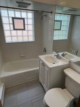 1334 Woodview Ln, Unit 2E in Glenview, IL - Building Photo - Building Photo